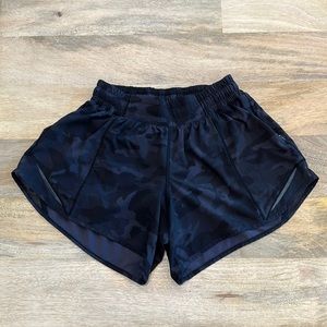 Lululemon Hotty Hot Lined Short 4”, Camo, Size 4